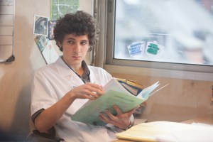 Changement de registre prometteur pour Vincent Lacoste, inoubliable en ado prépubère dans Les Beaux Gosses (2009).