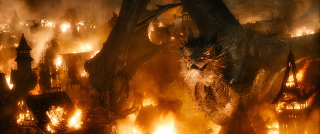 La meilleure scène du film est sans conteste son introduction. Smaug attaquant le village, cela aurait dû normalement être le bouquet final du deuxième volet.