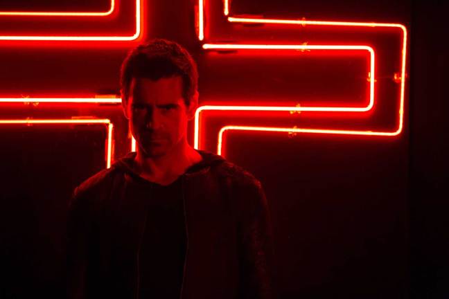 Le néon n'attire pas que les mouches visiblement.